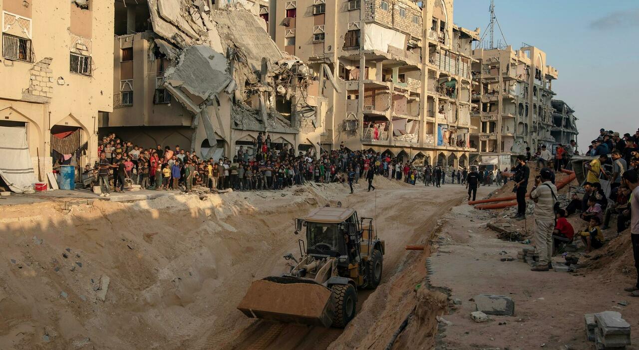 https://statics.cedscdn.it/photos/MED_HIGH/2025/10/18/9134724_18083203_gaza_city.jpg