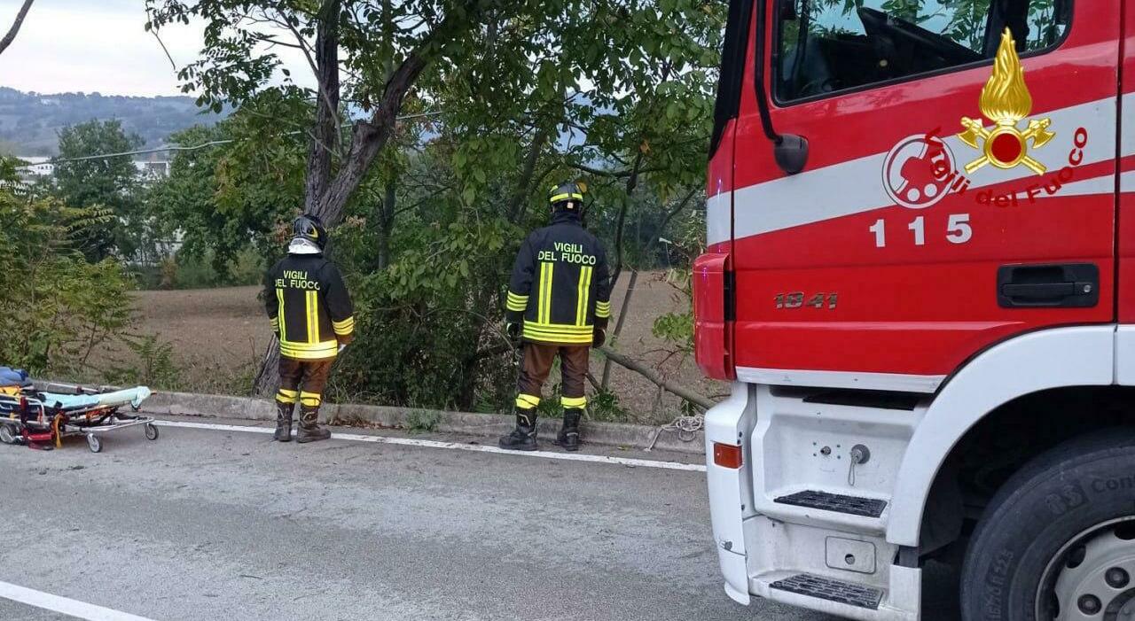 san severino tragedia all alba l auto finisce nella scarpata il conducente muore a 28 anni