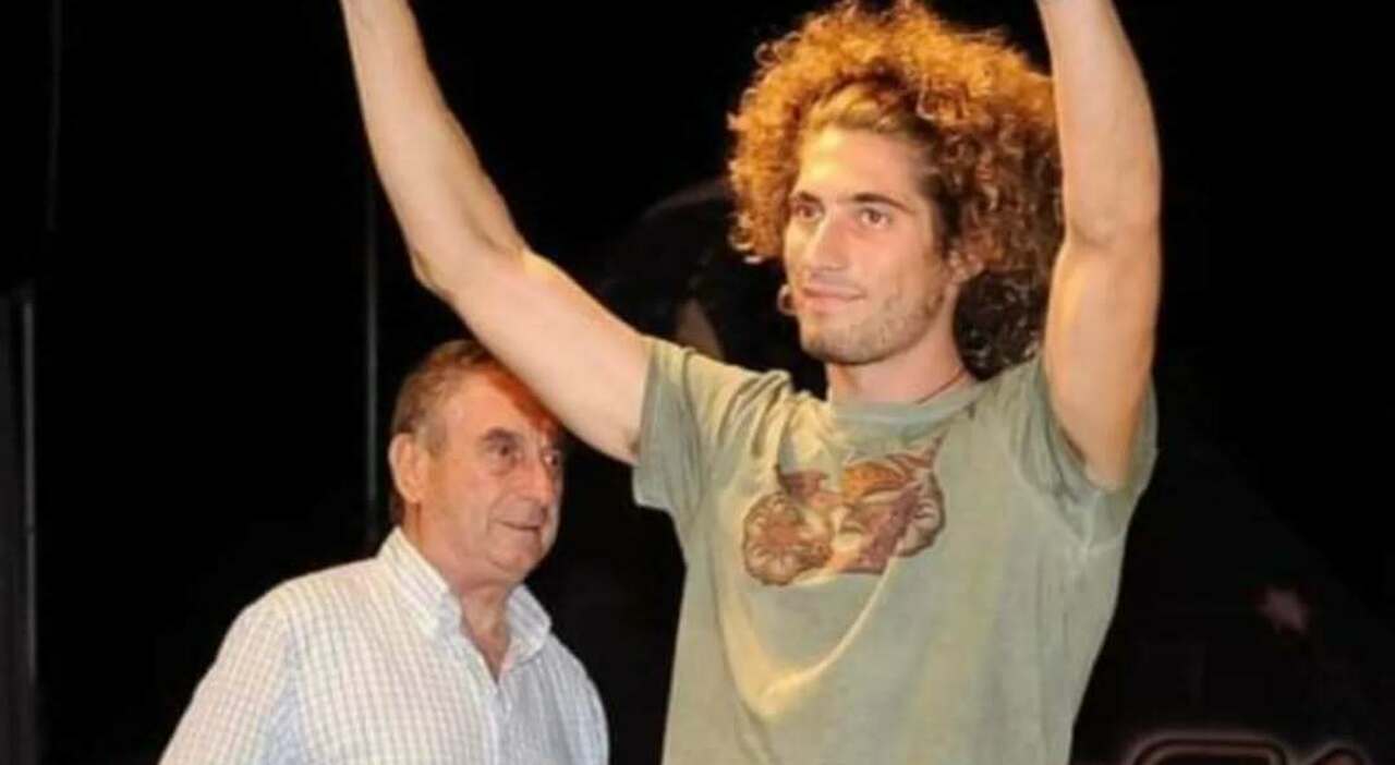 https://statics.cedscdn.it/photos/MED_HIGH/2025/10/18/9134903_18120600_marco_simoncelli_e_il_dottor_costadue_miti_del_motomondiale.jpg