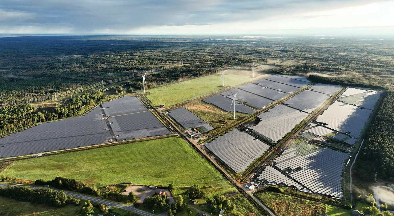 https://statics.cedscdn.it/photos/MED_HIGH/2025/10/18/9134987_18134654_apple_renewable_energy_europe_latvia_project.jpg