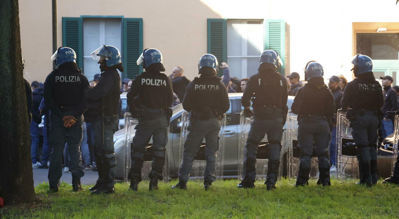 Pisa Hellas Verona, scontri con bastoni e fumogeni, auto e vetrine distrutte: 2 tifosi gialloblu in ospedale. «Ultras uniti nella caccia al poliziotto» Pisa Hellas Verona, scontri con bastoni e fumogeni, auto e vetrine distrutte: 2 tifosi gialloblu in ospedale. «Ultras uniti nella caccia al poliziotto»
