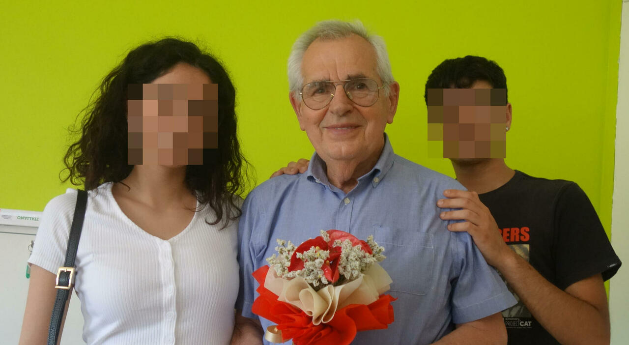 https://statics.cedscdn.it/photos/MED_HIGH/2025/10/18/9135161_18174319_vincenzo_marras_torna_scuola_81_anni_pezzo_carta_oggi_18_10_2025.jpg