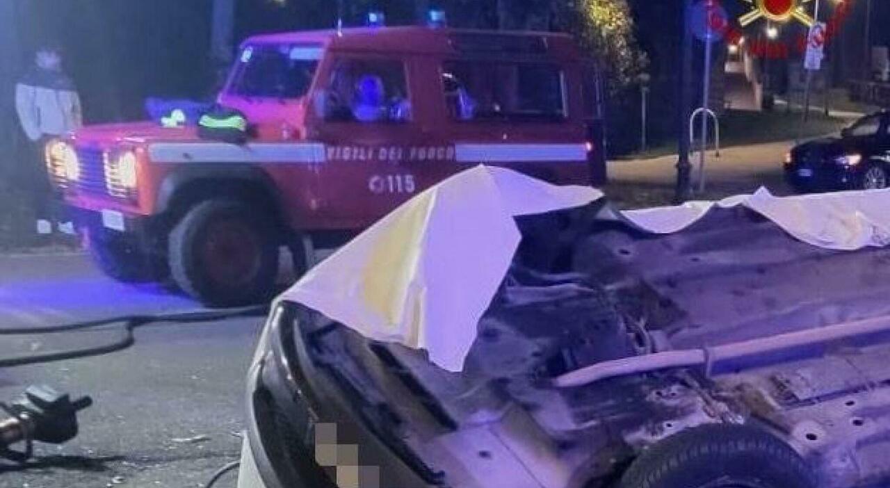 Incidente Asiago, auto si schianta contro la fontana della rotatoria: morti tre 20enni, un ferito grave. Il sindaco: «Andavano a velocità folle» Incidente Asiago, auto si schianta contro la fontana della rotatoria: morti tre 20enni, un ferito grave. Il sindaco: «Andavano a velocità folle»