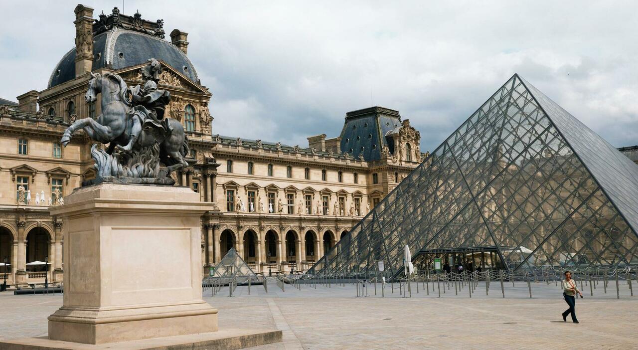 Rapina al museo del Louvre, resterà chiuso per tutta la giornata. Ministro e polizia sul posto Rapina al museo del Louvre, resterà chiuso per tutta la giornata. Ministro e polizia sul posto