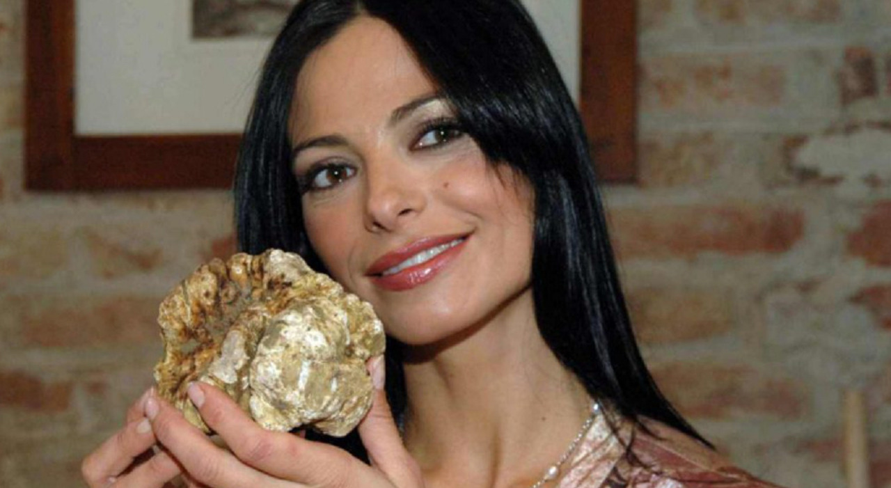https://statics.cedscdn.it/photos/MED_HIGH/2025/10/19/9136610_19112755_natalia_estrada.jpg