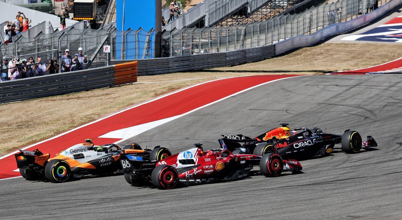 GP Austin, diretta: Verstappen allunga su Leclerc che viene attaccato da Norris, Hamilton è quarto davanti a Piastri GP Austin, diretta: Verstappen allunga su Leclerc che viene attaccato da Norris, Hamilton è quarto davanti a Piastri
