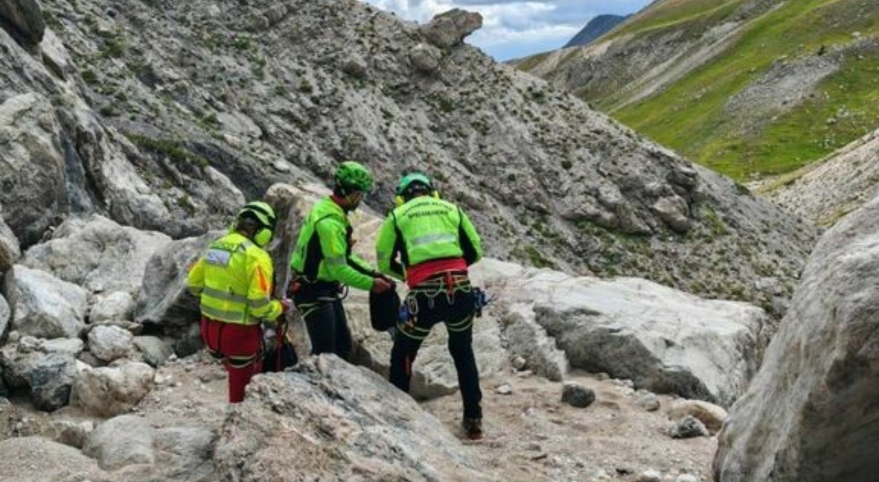 https://statics.cedscdn.it/photos/MED_HIGH/2025/10/19/9136884_19190812_cacciatore_morto_recupero_cervo_belluno_oggi_19_10_2025.jpg