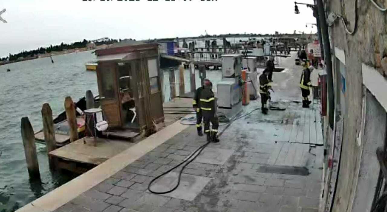 https://statics.cedscdn.it/photos/MED_HIGH/2025/10/19/9136984_19205939_senzatetto_incendio_cartoni_distributore_dipendenti_spengono_fiamme.jpg