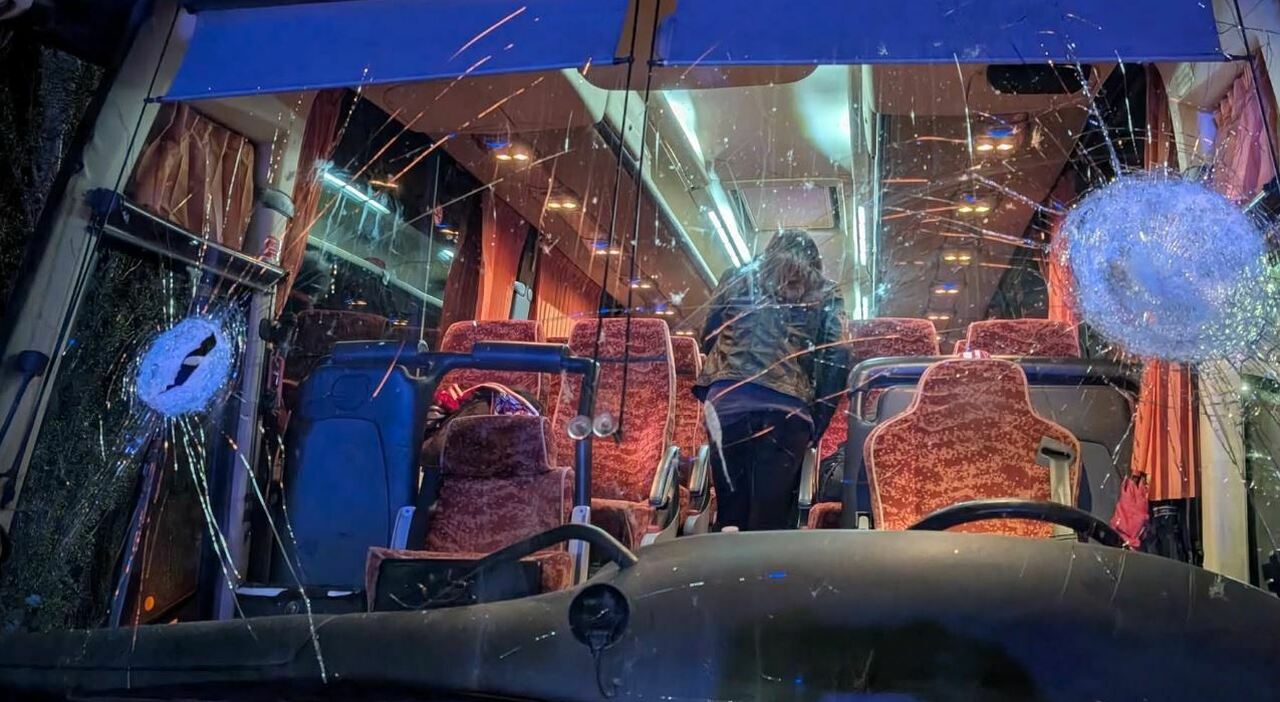 Rieti Pistoia, sassi contro pullman di tifosi dopo la partita di basket: morto l Rieti Pistoia, sassi contro pullman di tifosi dopo la partita di basket: morto l