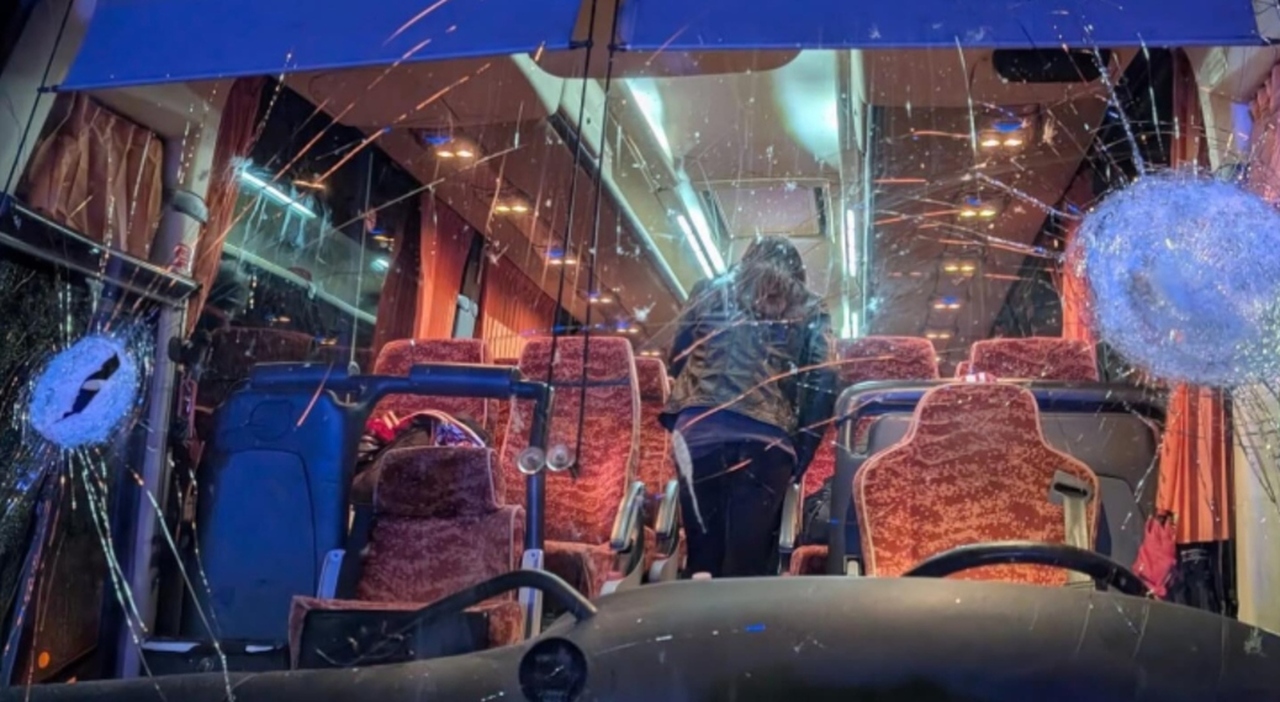 Rieti Pistoia, morto autista del pullman dei tifosi ospiti: assalto con sassi e mattoni, uno ha sfondato il parabrezza Rieti Pistoia, morto autista del pullman dei tifosi ospiti: assalto con sassi e mattoni, uno ha sfondato il parabrezza