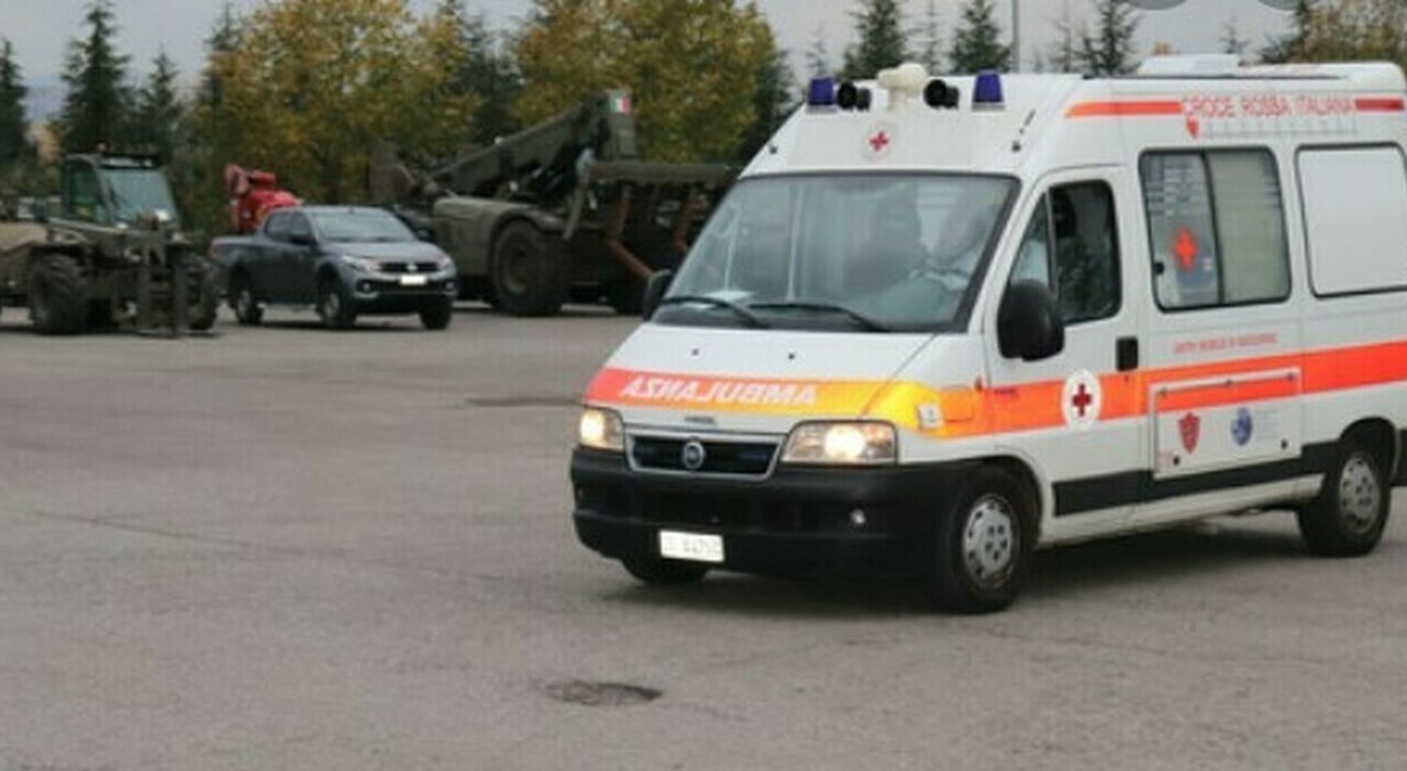 grazzanise in due sulla bici vengono investiti da un auto muore 23enne ferito l amico