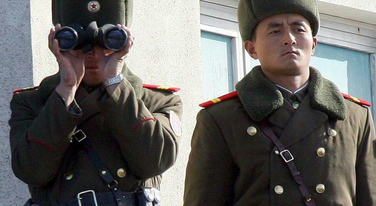 Soldato nordcoreano diserta superando il confine super fortificato con la Corea del Sud Soldato nordcoreano diserta superando il confine super fortificato con la Corea del Sud