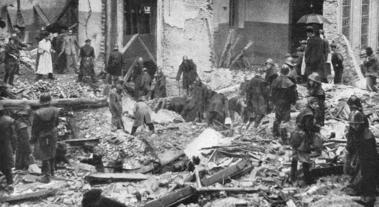 https://statics.cedscdn.it/photos/MED_HIGH/2025/10/20/9138766_20185535_strage_di_gorla_bomba_scuola_bambini_morti_oggi_20_10_25.jpg