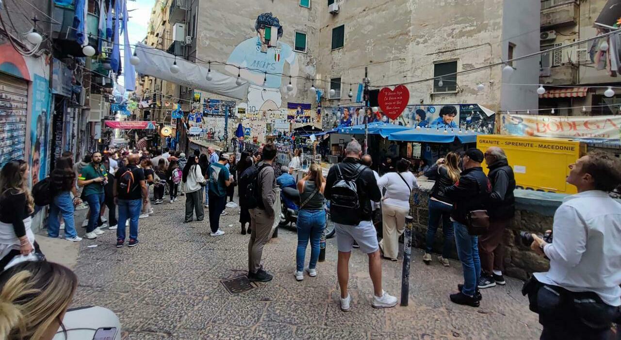 Largo Maradona, riaperto il murale: «Spazio pubblico gestito dai privati» Largo Maradona, riaperto il murale: «Spazio pubblico gestito dai privati»