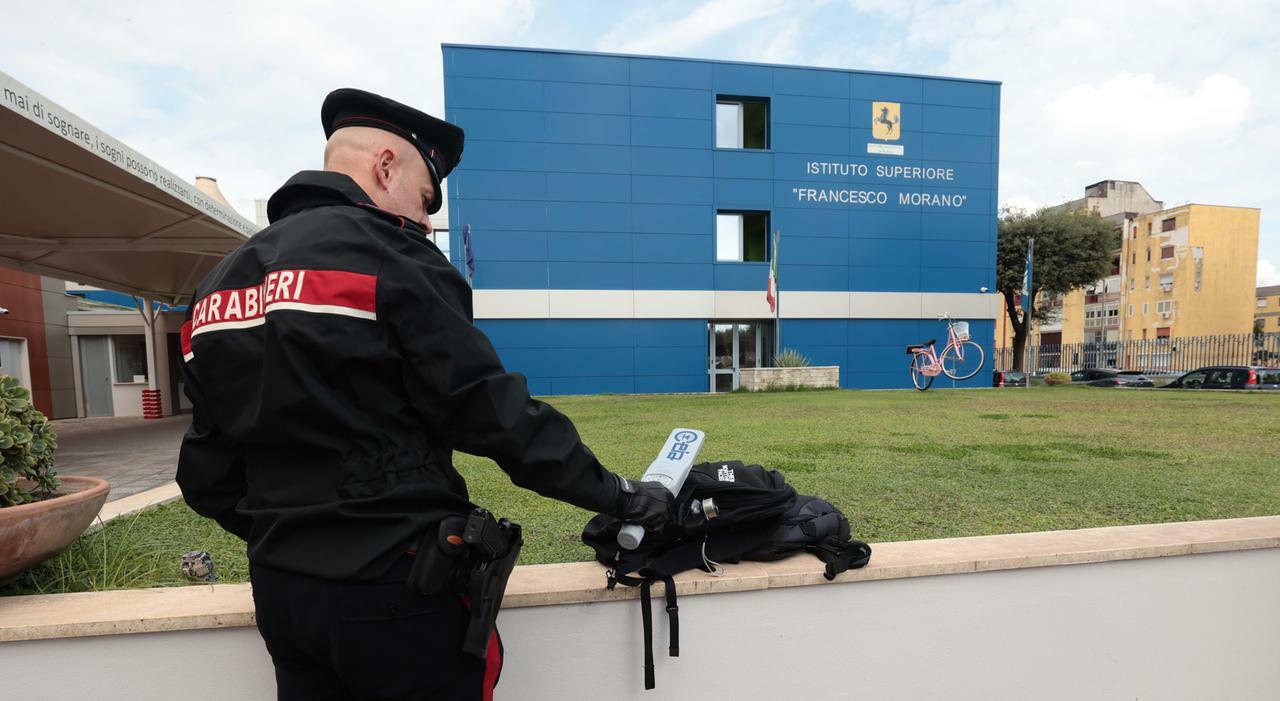 Napoli, la stretta su armi e droga: «Ecco i metal detector prima e dopo le lezioni» Napoli, la stretta su armi e droga: «Ecco i metal detector prima e dopo le lezioni»