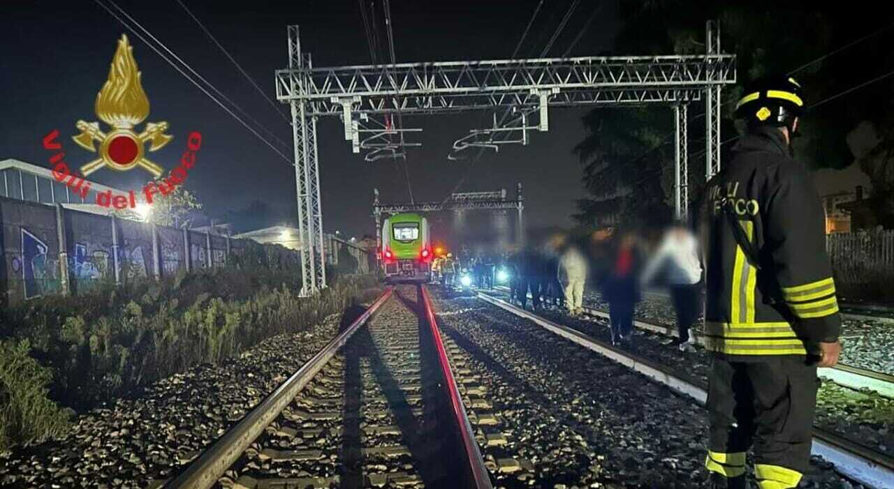 Treno investe tre giovani sulla linea Milano Torino: un morto e due feriti gravissimi a Trecate, linea in tilt Treno investe tre giovani sulla linea Milano Torino: un morto e due feriti gravissimi a Trecate, linea in tilt