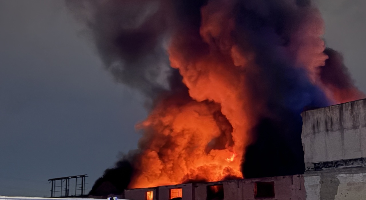 Incendio a Napoli, maxi rogo a Ponticelli: a fuoco un capannone