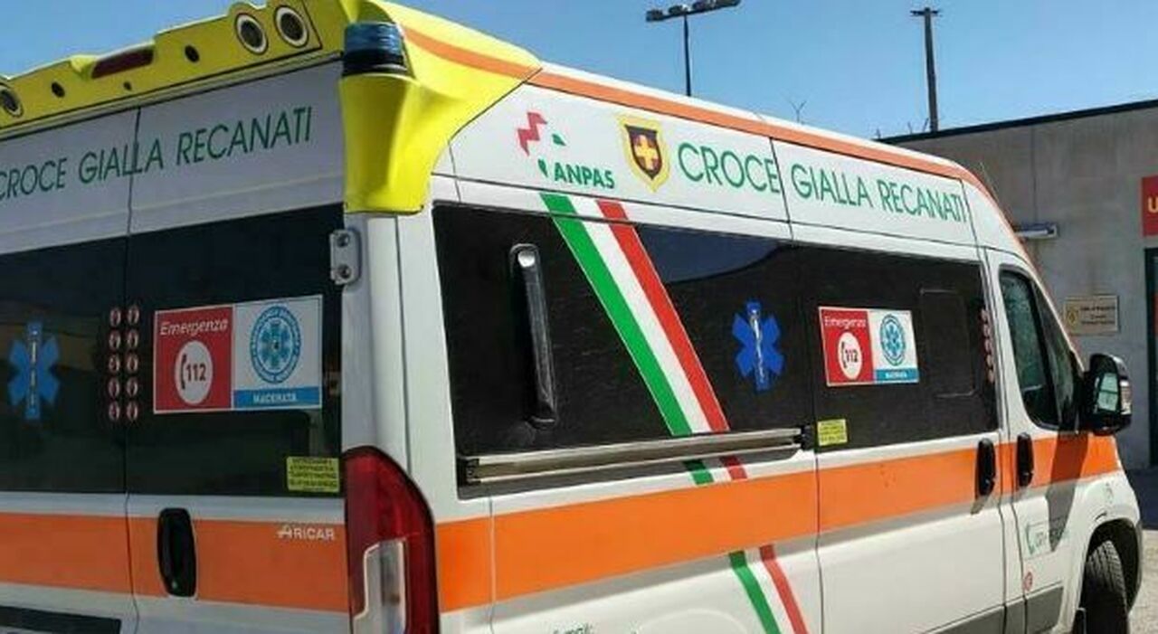 Minorenne accoltellato ad un braccio barcolla per le vie di Recanati. Poi il trasporto all