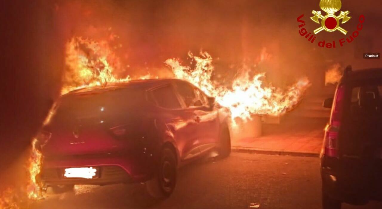 salento quattro auto in fiamme nella notte c 232 anche la vettura di famiglia di una vigilessa