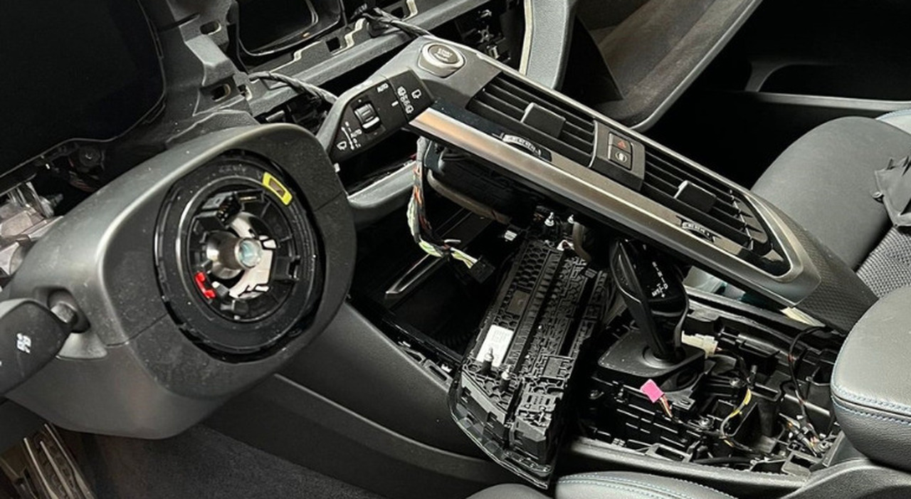 Un'auto cannibalizzata