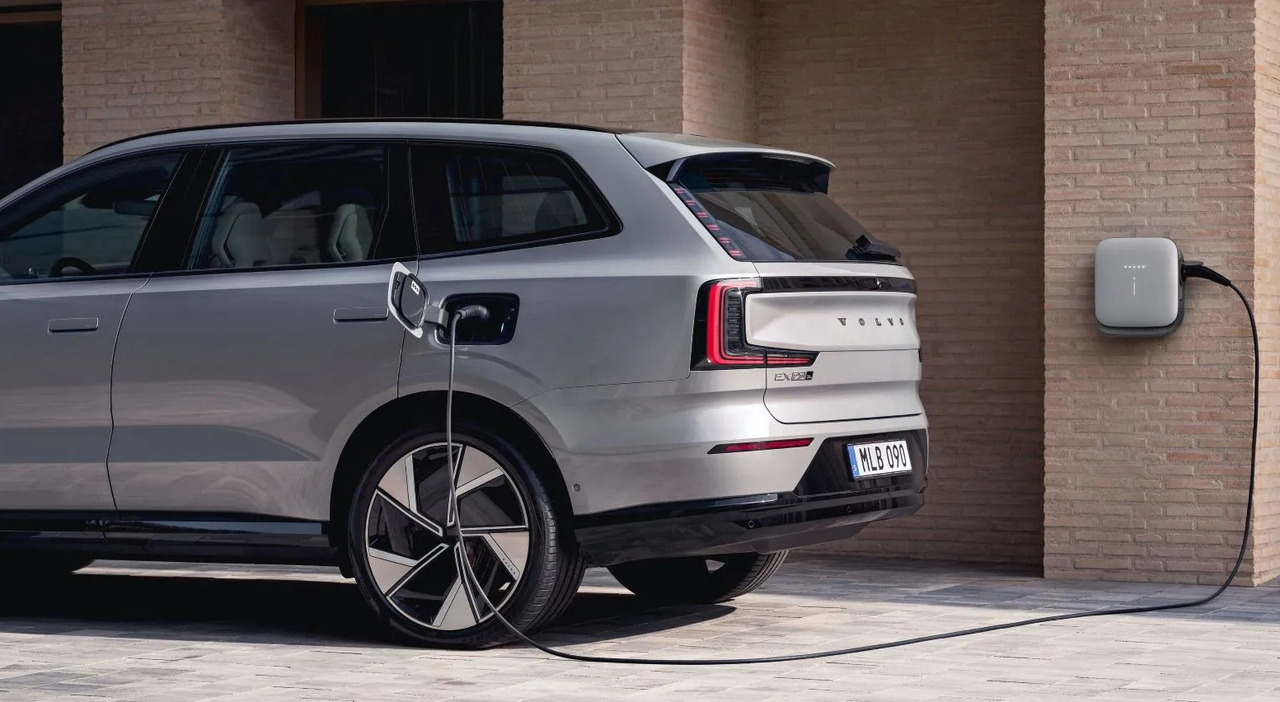 Una Volvo elettrica in ricarica domiciliare