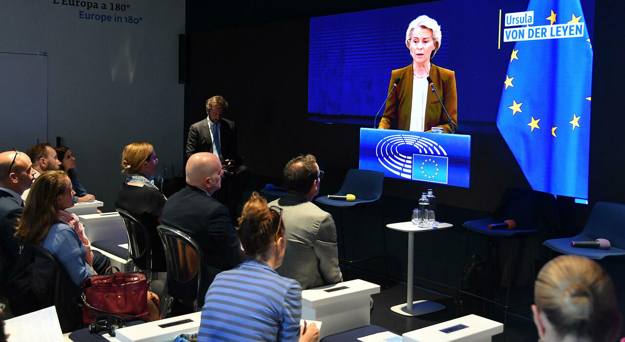 Live broadcast della Presidente della Commissione europea Ursula Von Der Leyen sullo Stato dell'Unione 2025