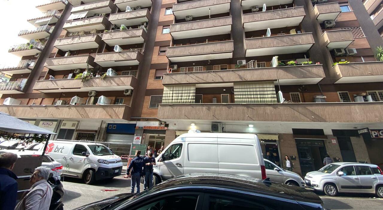 Bimbo di 10 anni precipita dalla finestra a Roma: voleva salutare la sorellina appena uscita, è gravissimo Bimbo di 10 anni precipita dalla finestra a Roma: voleva salutare la sorellina appena uscita, è gravissimo