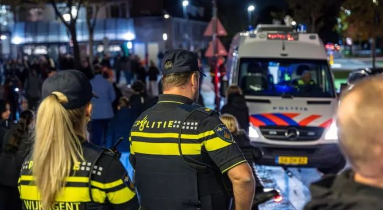 https://statics.cedscdn.it/photos/MED_HIGH/2025/10/21/9140455_21125526_tifosi_napoli_espulsi_eindhoven_trattati_come_criminali_oggi_21_10_2025.jpg