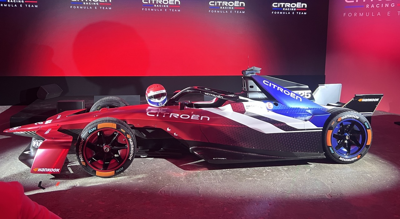 la monoposto GEN3 Evo di Citroen, che indossa una livrea tricolore, omaggio alla Francia, in cui il rosso del frontale lascia spazio al bianco ed al blu