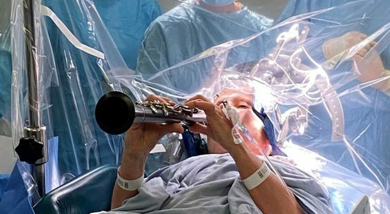 https://statics.cedscdn.it/photos/MED_HIGH/2025/10/21/9140572_21150225_operata_sveglia_cervello_parkinson_denise_suona_clarinetto_video_oggi_21_10_2025.jpg
