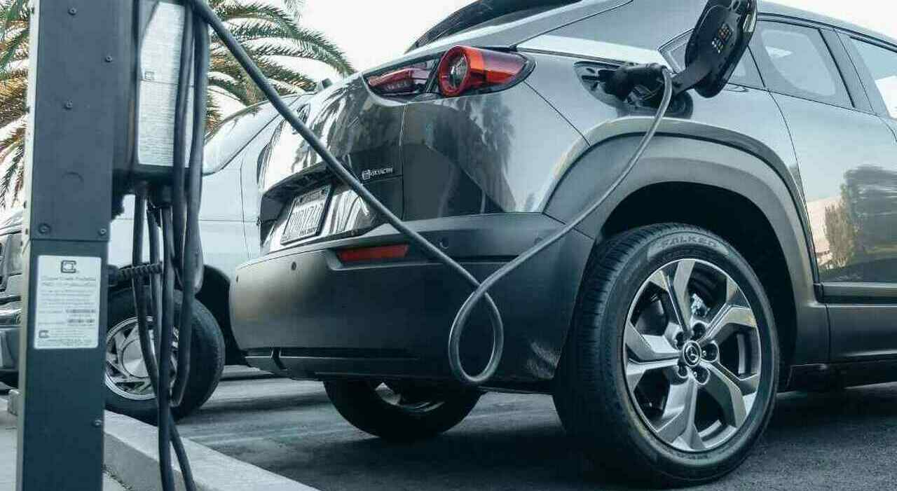 Un'elettrica in ricarica