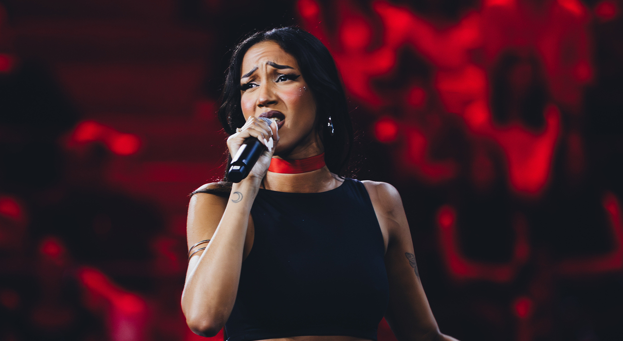 X Factor, Vicky: «Ero timida, la musica mi ha aiutato a trovare la mia voce. Jake? Simpatico e preparato. Tifo una donna, ma vincerà PierC» X Factor, Vicky: «Ero timida, la musica mi ha aiutato a trovare la mia voce. Jake? Simpatico e preparato. Tifo una donna, ma vincerà PierC»