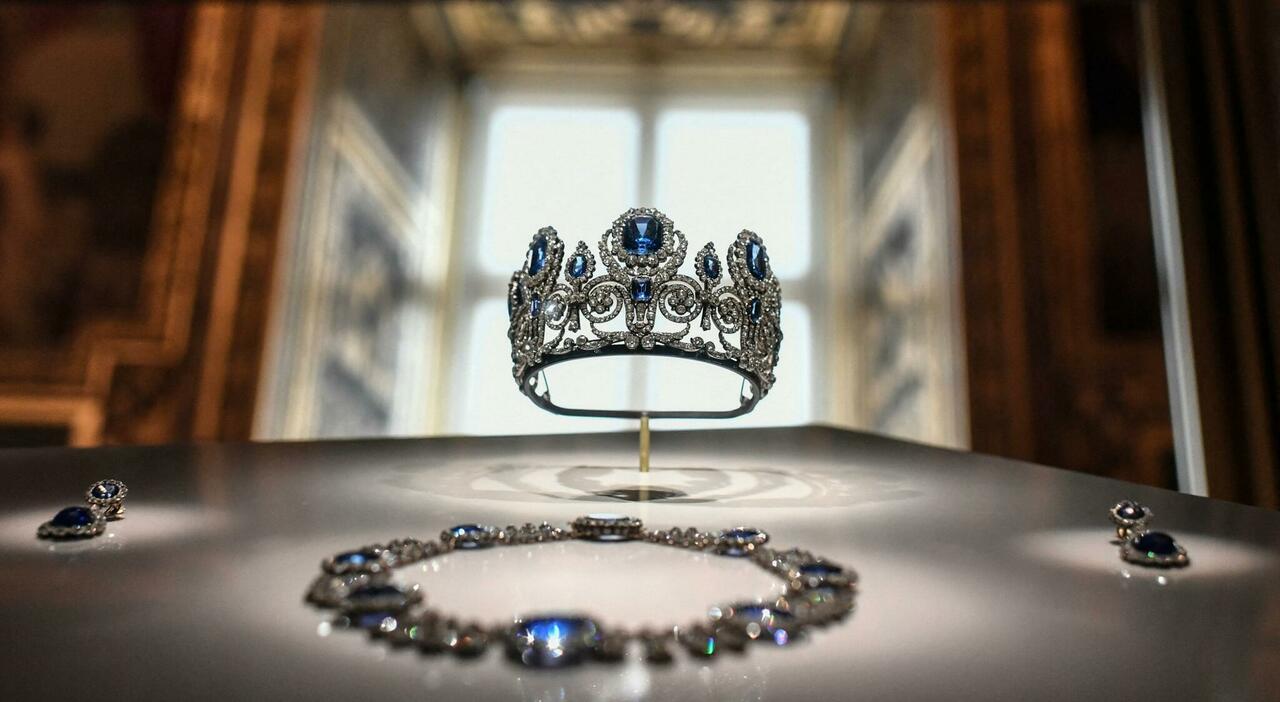 https://statics.cedscdn.it/photos/MED_HIGH/2025/10/21/9140993_21205140_louvre_furto_bottino_valore.jpg