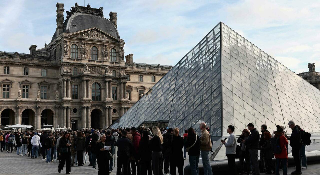 https://statics.cedscdn.it/photos/MED_HIGH/2025/10/22/9142432_22103719_louvre_riaperto_caccia_ladri_valore_gioielli_polemiche_oggi_22_10_25.jpg