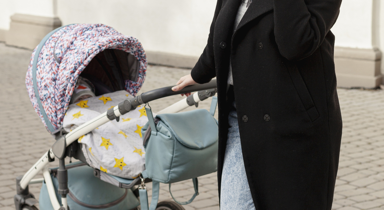 https://statics.cedscdn.it/photos/MED_HIGH/2025/10/22/9142467_22112131_mother_with_baby_outdoors.jpg