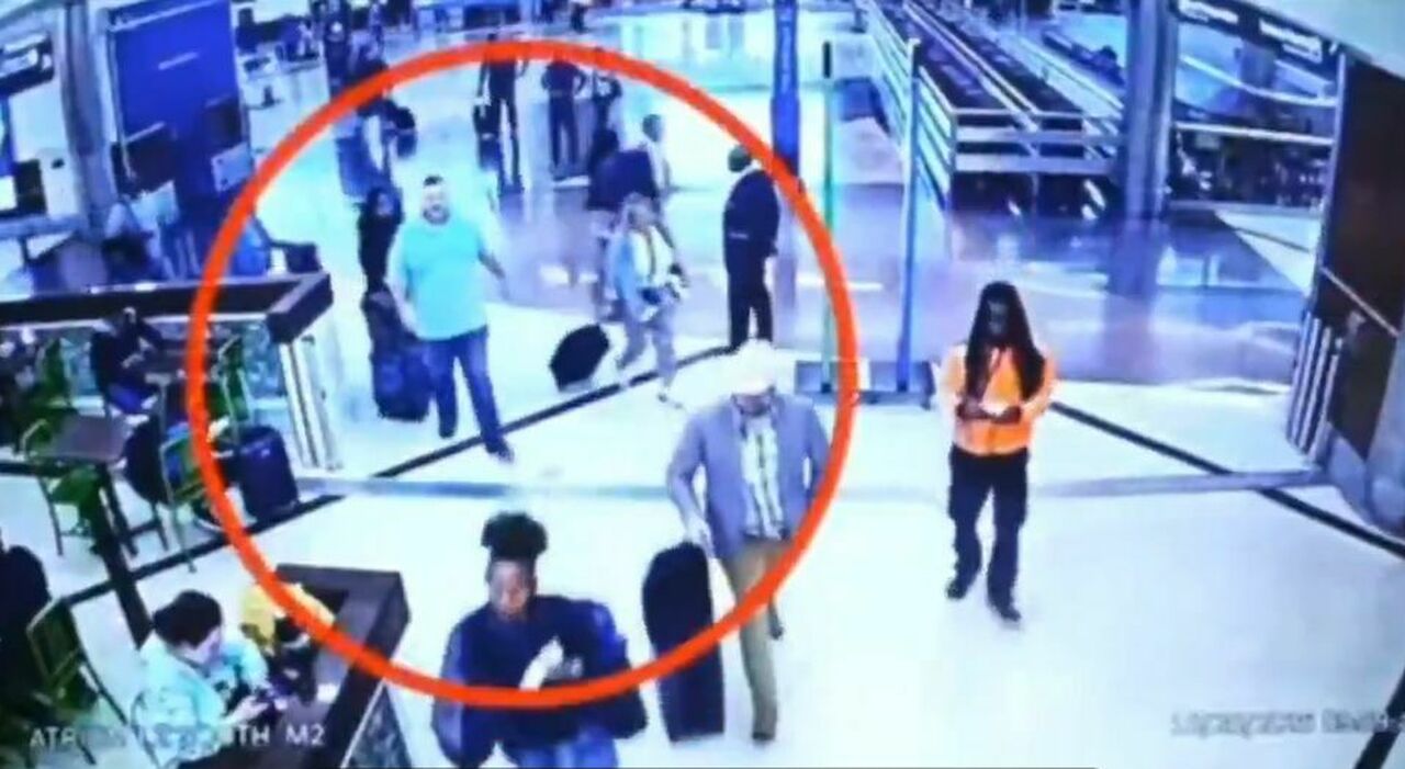 https://statics.cedscdn.it/photos/MED_HIGH/2025/10/22/9142602_22130718_billy_j_cagle_arrestato_aeroporto_atlanta_video_bodycam_oggi_22_10_2025.jpg