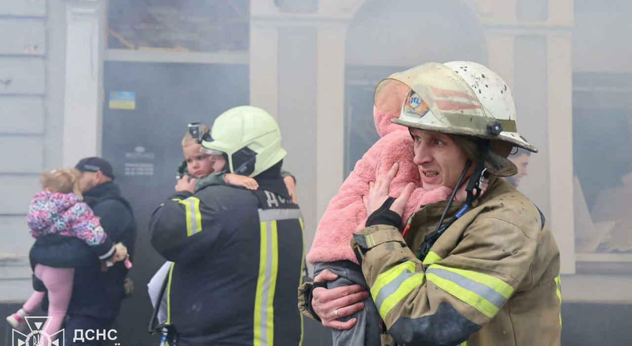 Ucraina, attacco contro un asilo a Kharkiv, 7 bimbi feriti. Zelensky: «Raid ingiustificabile. Terroristi»