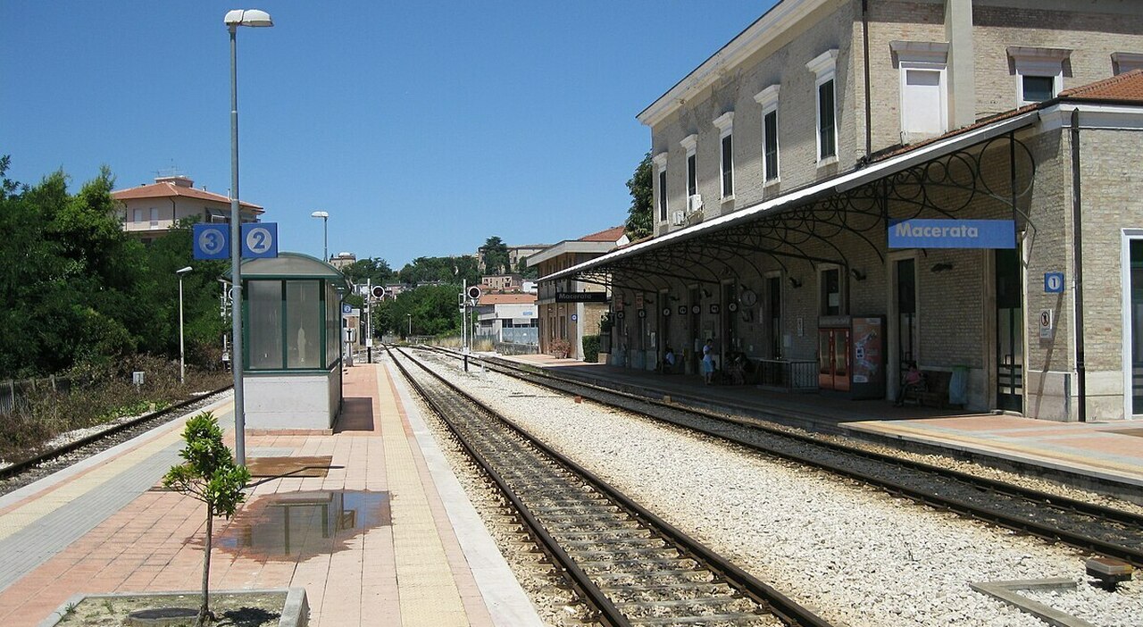 macerata carabinieri salvano dal tentativo suicidio una ragazza di 26 anni si era seduta sulla banchina in attesa del treno l allarme dato dal fidanzato