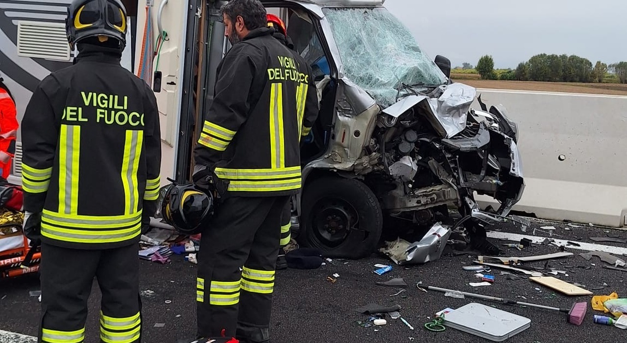Blocco dei freni, la motrice del camion sbanda e centra un camper con a bordo una coppia e un cagnolino: 4 feriti, donna incastrata tra le lamiere Blocco dei freni, la motrice del camion sbanda e centra un camper con a bordo una coppia e un cagnolino: 4 feriti, donna incastrata tra le lamiere