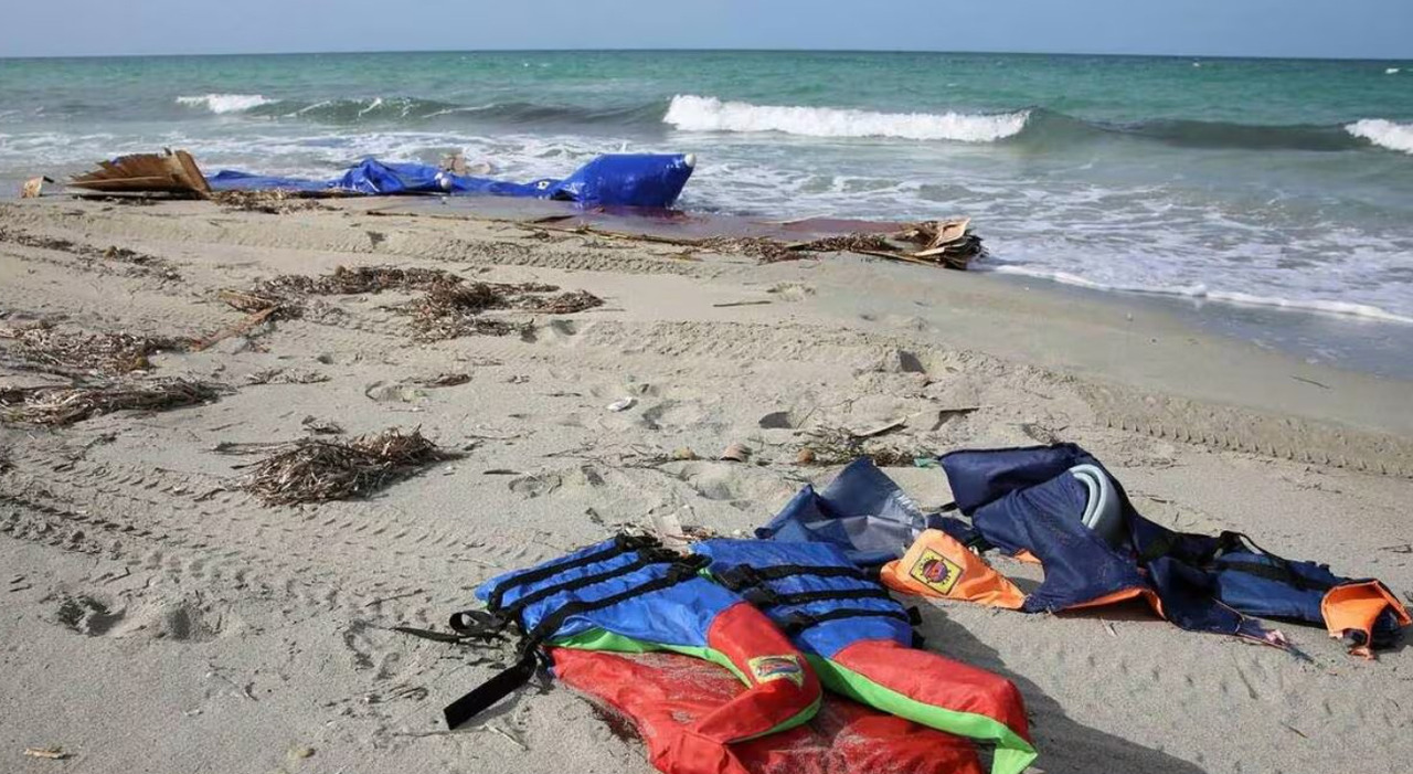 Migranti, naufragio al largo della Tunisia: 40 morti (tra cui alcuni neonati) e 30 soccorsi