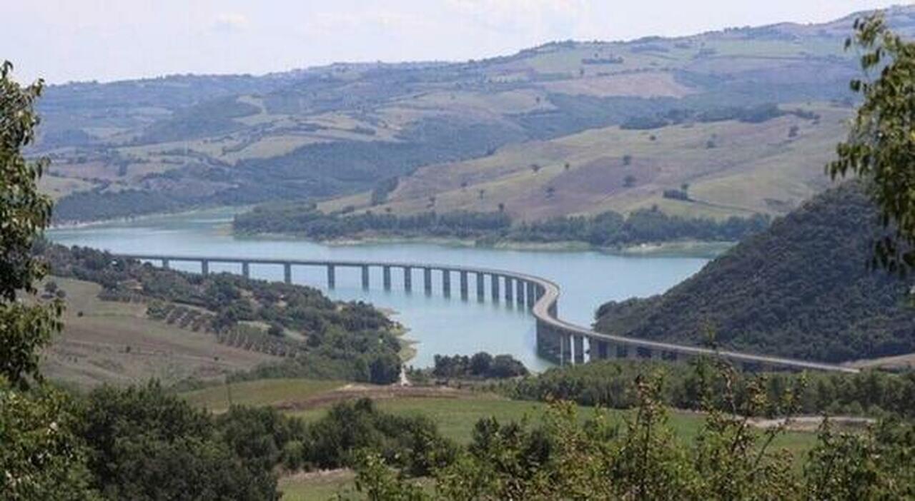 Liscione, cantiere fermo e l?acqua finisce in mare. Il grande spreco della diga Liscione, cantiere fermo e l?acqua finisce in mare. Il grande spreco della diga