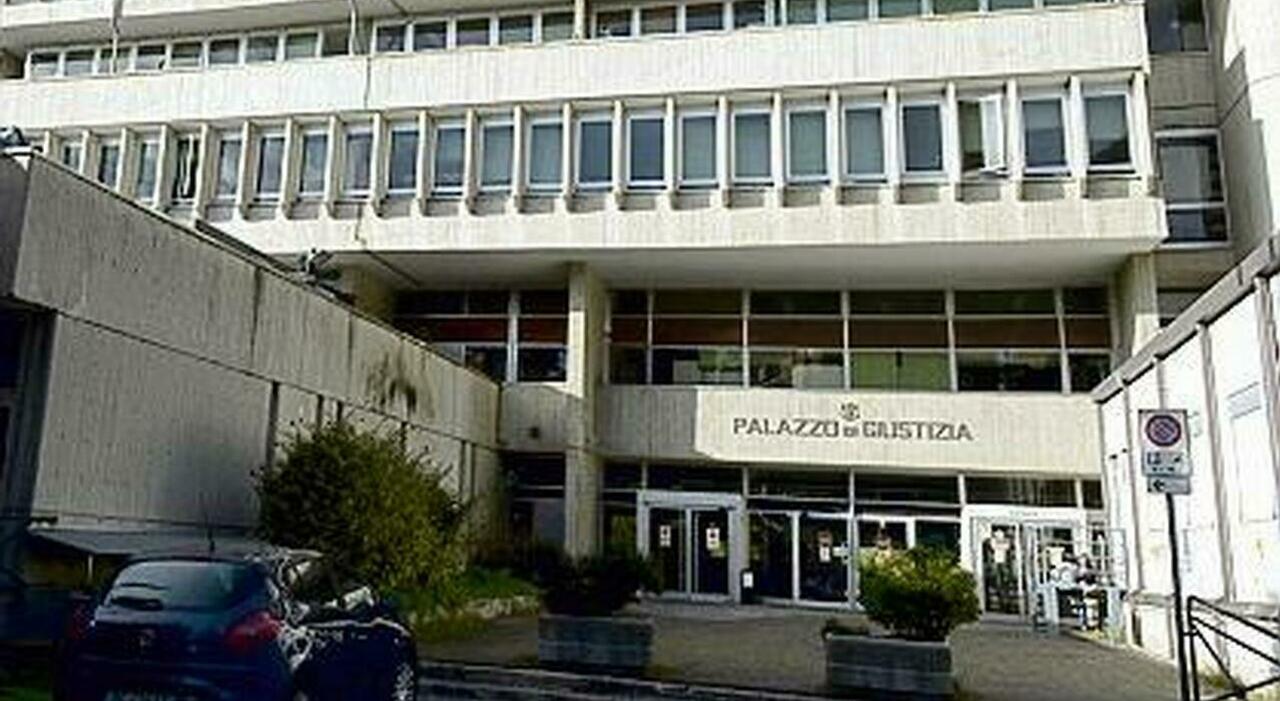 camerino 17enne aggredito alluscita di scuola con calci e pugni due giovanissimi a processo