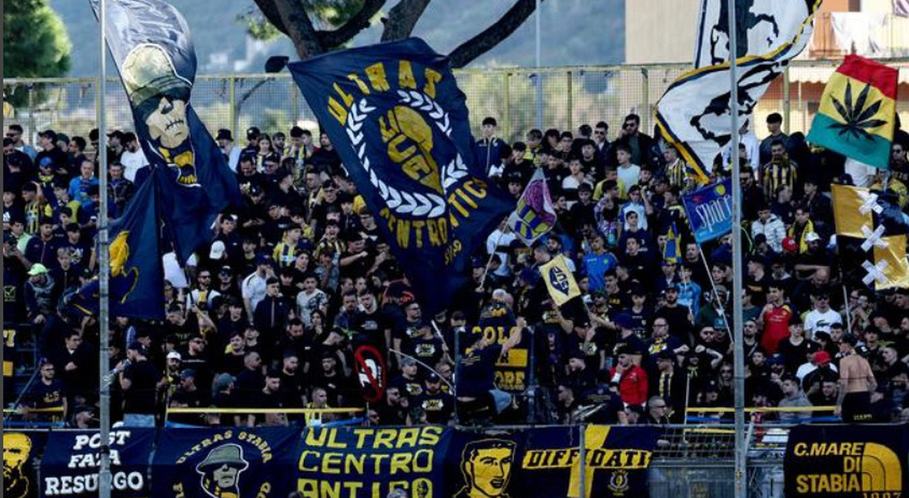 Juve Stabia, linea dura: «Via 11 società dei boss» Juve Stabia, linea dura: «Via 11 società dei boss»