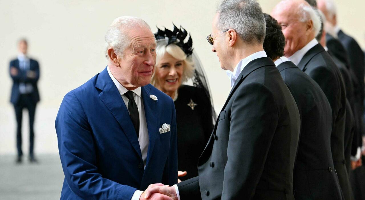 re carlo e camilla arrivati in vaticano la preghiera in latino con il papa dopo 500 anni e perch233 232 un passo storico