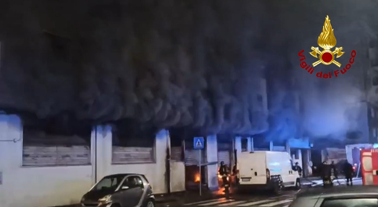 Napoli, esplosione nella notte a Gianturco: fiamme in due stabili, edificio evacuato. Ferito un vigile Napoli, esplosione nella notte a Gianturco: fiamme in due stabili, edificio evacuato. Ferito un vigile