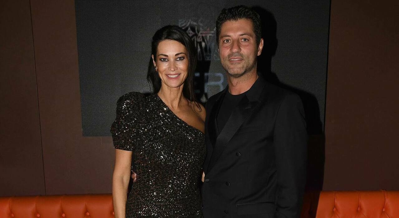 https://statics.cedscdn.it/photos/MED_HIGH/2025/10/23/9144738_23105723_manuela_arcuri_divorzio.jpg