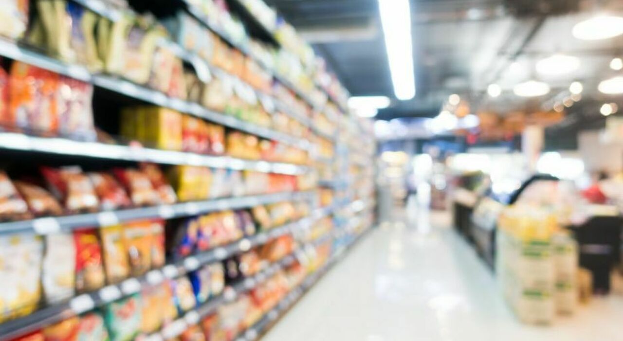 https://statics.cedscdn.it/photos/MED_HIGH/2025/10/23/9144946_23141503_morto_cella_frigorifero_supermercato_termoli_suicidio_genitori_omicidio_compagna_oggi_23_10_2025.jpg