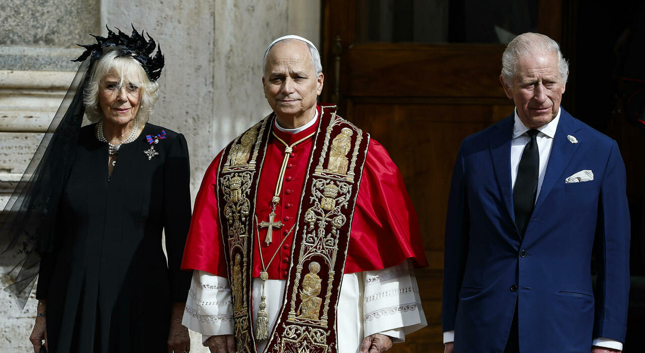 https://statics.cedscdn.it/photos/MED_HIGH/2025/10/23/9145144_23170540_carlo_camilla_papa_ombra_scandalo_sessuale_trema_corona_doni_scanno_regale_visita_storica_vaticano_oggi_23_10_2025.jpg