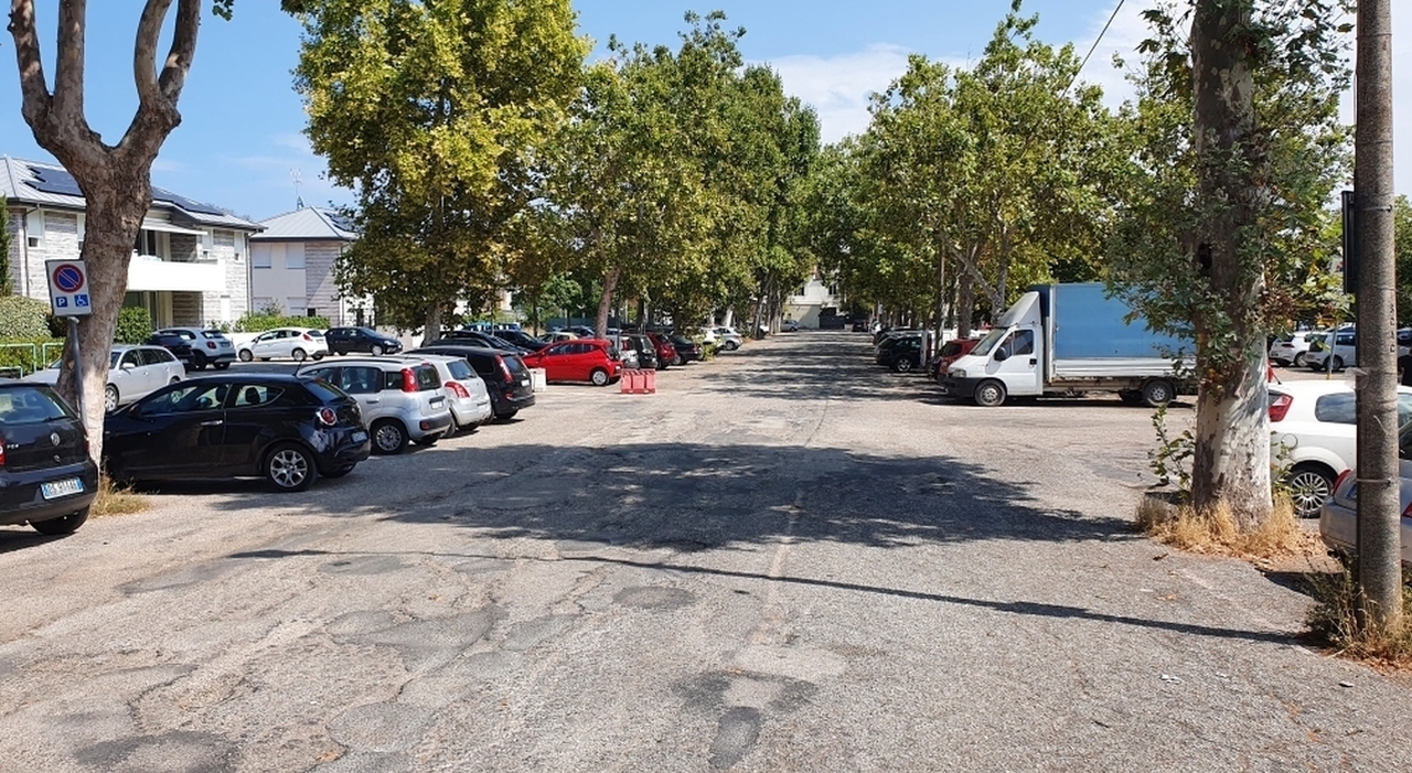Choc a Fano, trovato morto nudo in una pozza di sangue nel parcheggio del Foro Boario. Cosa sappiamo Choc a Fano, trovato morto nudo in una pozza di sangue nel parcheggio del Foro Boario. Cosa sappiamo