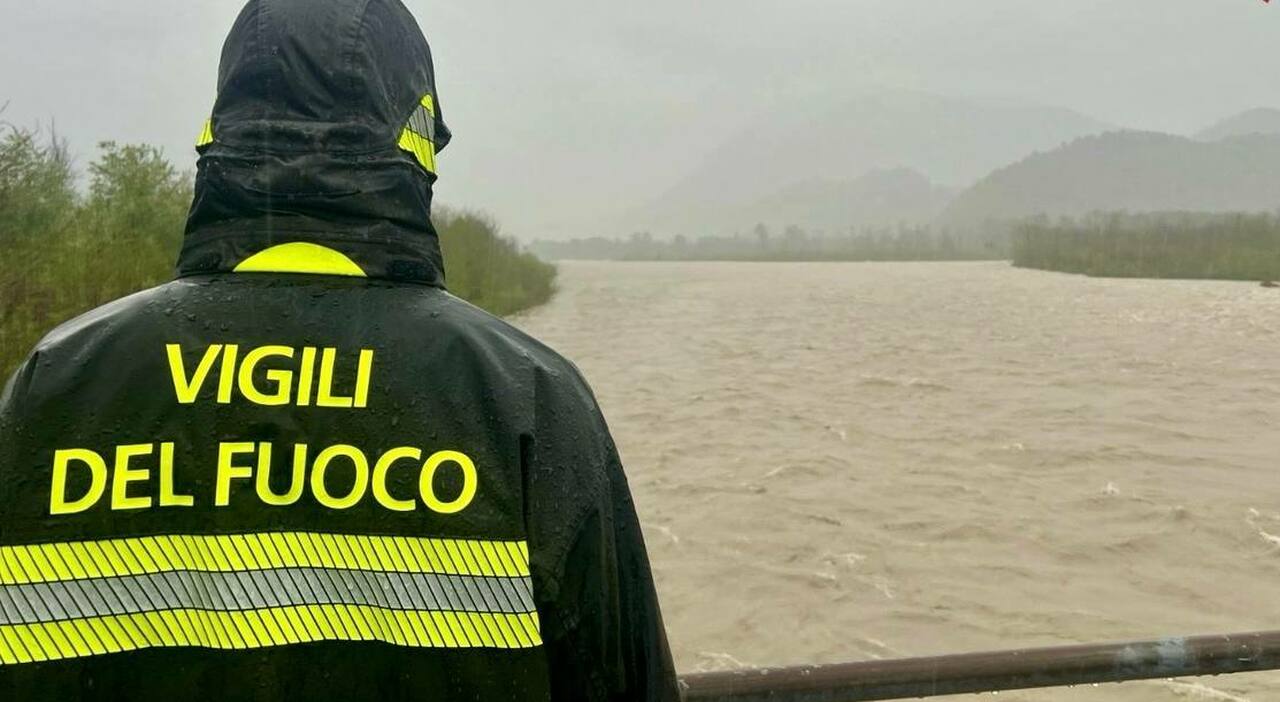 https://statics.cedscdn.it/photos/MED_HIGH/2025/10/23/9145241_23181541_maltempo_toscana_allerta_lunigiana_tragedia_sfiorata_filattiera_oggi_23_10_2025.jpg